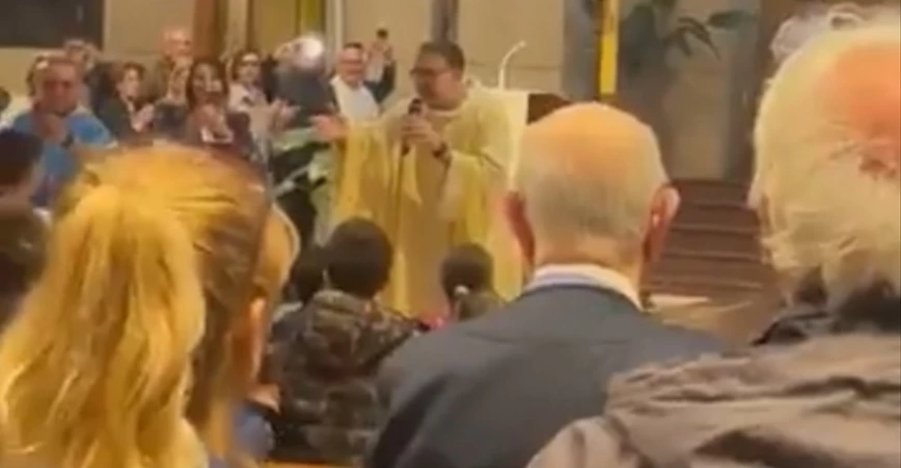 Ιερέας έκανε την εκκλησία στη Νάπολι… πέταλο, φωνάζοντας σύνθημα με τους πιστούς την ώρα της λειτουργίας - Βίντεο