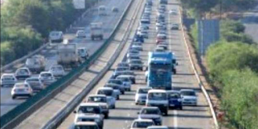 Τροχαίο στον αυτοκινητόδρομο Λάρνακας-Λευκωσίας - Έσκασε το λάστιχο φορτηγού και προκλήθηκε κυκλοφοριακό χάος