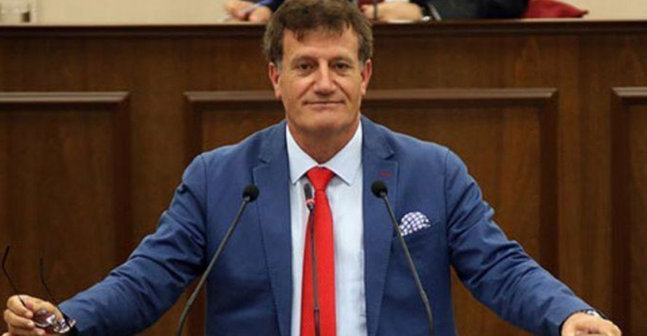 Νέα πρόκληση Αρικλί: «Η σημαία δεν πρέπει να κατεβαίνει» – Τι είπε για τον Σολωμού