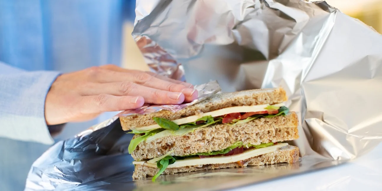 Aλουμινόχαρτο και κατάψυξη: Πότε είναι ασφαλές για τα τρόφιμα και πότε πρέπει να το αποφεύγετε