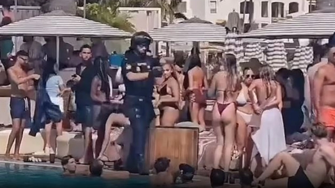 Ισπανία: Η στιγμή που αστυνομικοί μπούκαραν σε κλαμπ, έβγαζαν τους τουρίστες από την πισίνα - Βίντεο