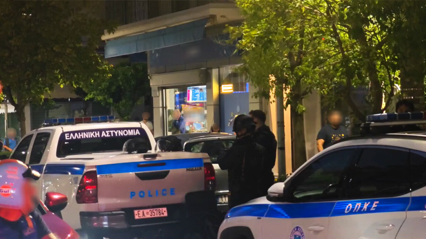  Δραματικές ώρες: Άνδρας κρατά τη γυναίκα του μέσα στο σπίτι του και δηλώνει οπλισμένος στην Νίκαια 