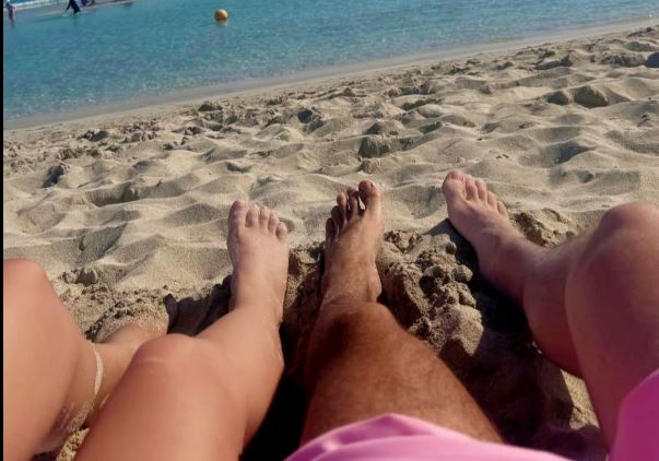 Ποιος πόλεμος; Ποια drones; Εδώ έχουμε ήλιο και… Nissi Beach – Δείτε φωτογραφίες και βίντεο με λουόμενους και τουρίστες