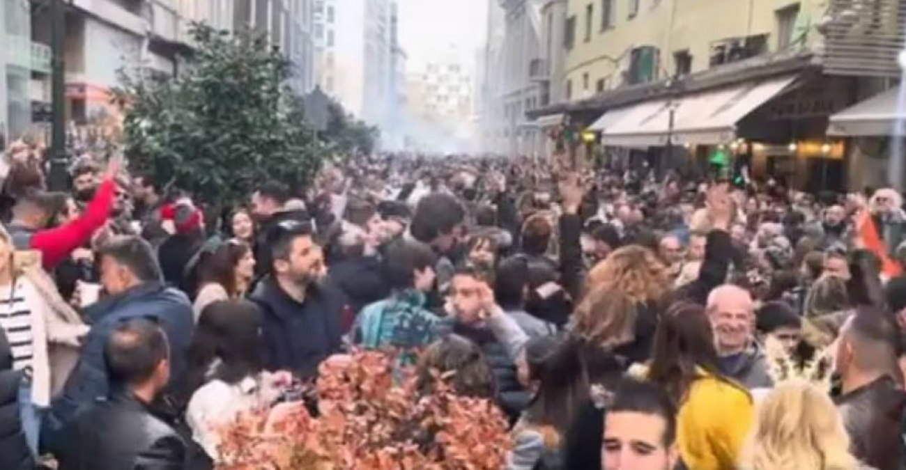 Αφήνουν πίσω τους το 2023: Το αδιαχώρητο στο κέντρο της Θεσσαλονίκης - Τραγουδούν Βασίλη Καρρά - Βίντεο
