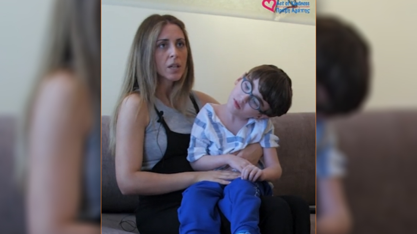 Πράξη αγάπης στην Ελλάδα: Η συγκινητική ιστορία του 6χρονου Λίνου που έχει υποβληθεί σε 36 χειρουργεία στο κεφάλι