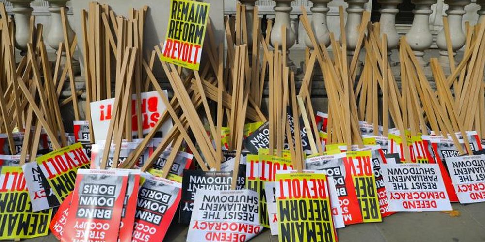 Χιλιάδες Βρετανοί στους δρόμους κατά της αναστολής λειτουργίας του κοινοβουλίου