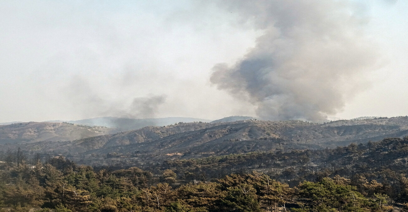 Φωτιές στην Ελλάδα: Συνεχίζεται η μάχη με τις αναζωπυρώσεις στη Ρόδο