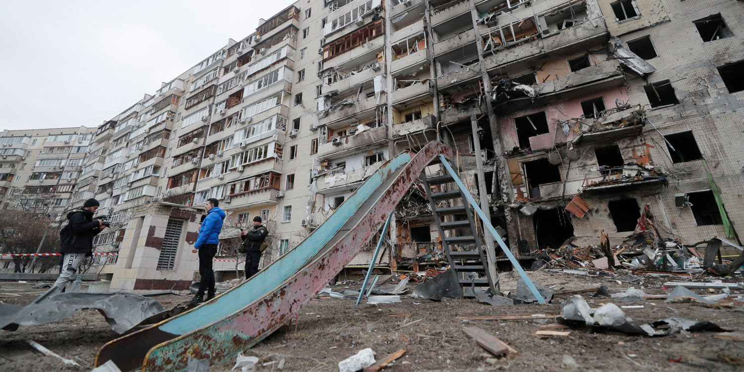 Πόλεμος στην Ουκρανία: Τουλάχιστον δύο νεκροί από χτύπημα πυροβολικού σε πολυκατοικία στο Κίεβο