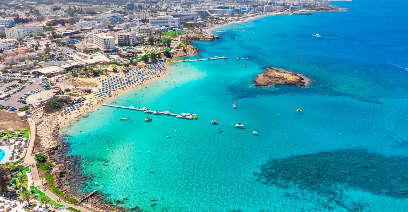 Πάτε Πρωταρά για Κατακλυσμό; Πού θα βρείτε δωρεάν στάθμευση - Χωρίς χρέωση το Wi-Fi στις παραλίες