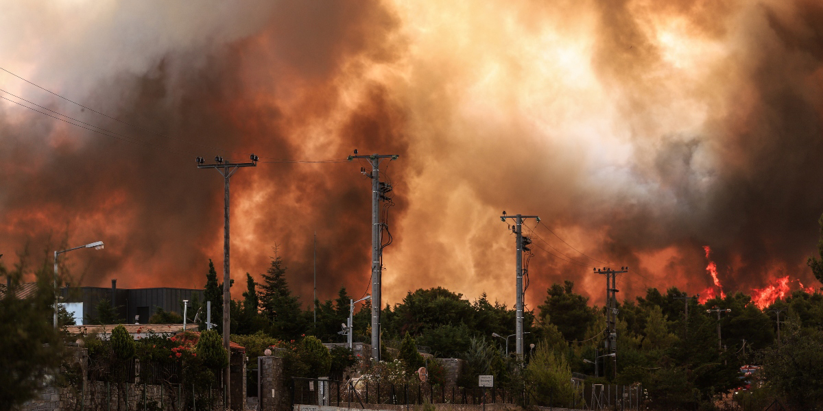 Χάνεται η μάχη με τις φλόγες: Πέρασε την εθνική οδό η φωτιά προς τη μεριά του Αγίου Στεφάνου -ΒΙΝΤΕΟ