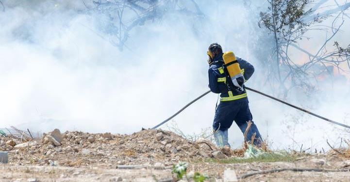 ΛΕΜΕΣΟΣ: Συναγερμός στην Πυροσβεστική από φωτιά σε αποθήκη- Δίπλα βρίσκονταν δεξαμενές υγραερίου- Προστατέυτηκαν υποστατικά και περιορίστηκε