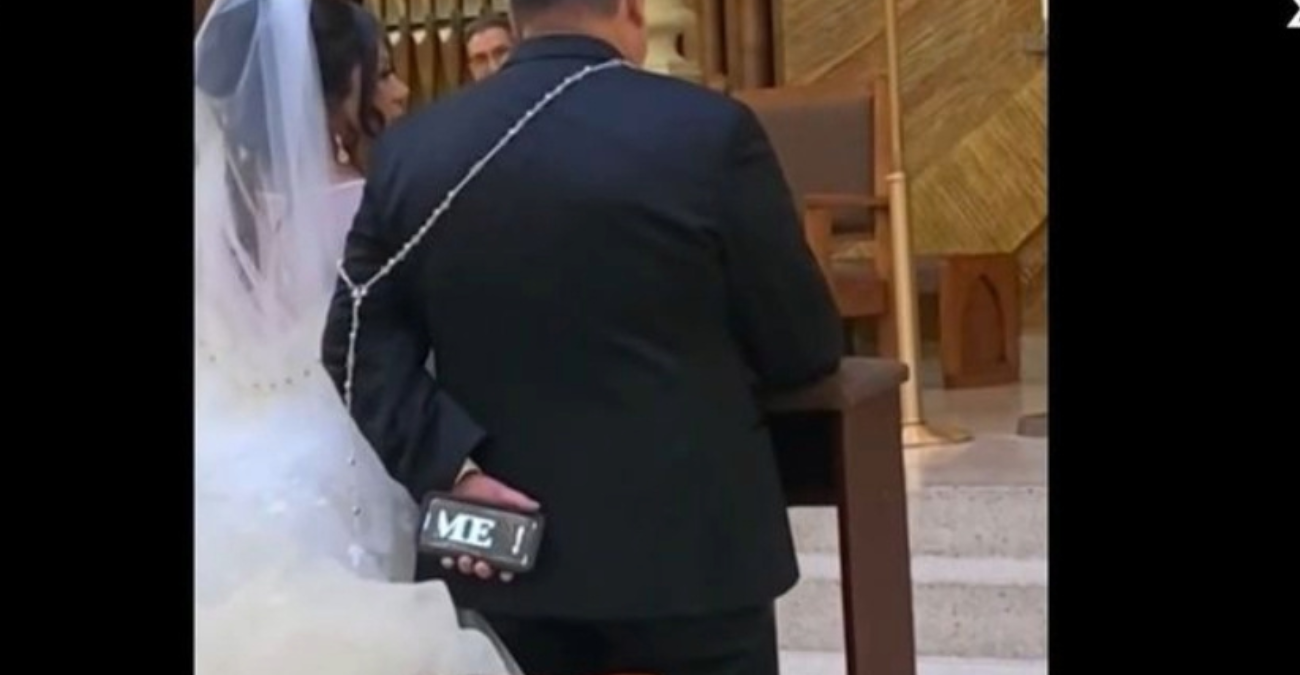 Το έδειξε στους καλεσμένους την ώρα του γάμου: Σάλος με το μήνυμα γαμπρού κρυφά από τη νύφη μέσα στην εκκλησία