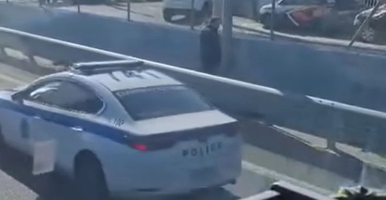 Video - Ελλάδα: Οδηγός σταμάτησε στη μέση της Λεωφόρου κλείνοντας την κυκλοφορία για να κάνει την ανάγκη του 