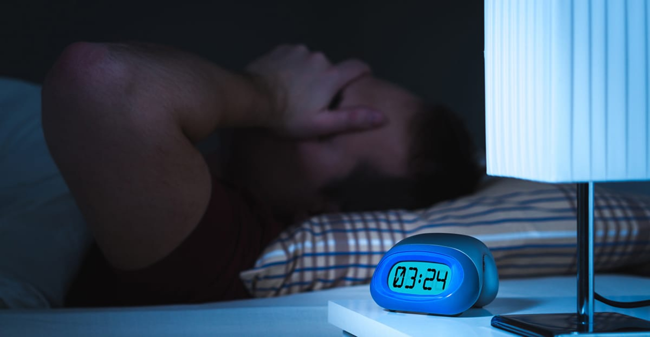 Γιατί πονάμε περισσότερο το βράδυ; Τέσσερις συμβουλές για καλύτερο ύπνο