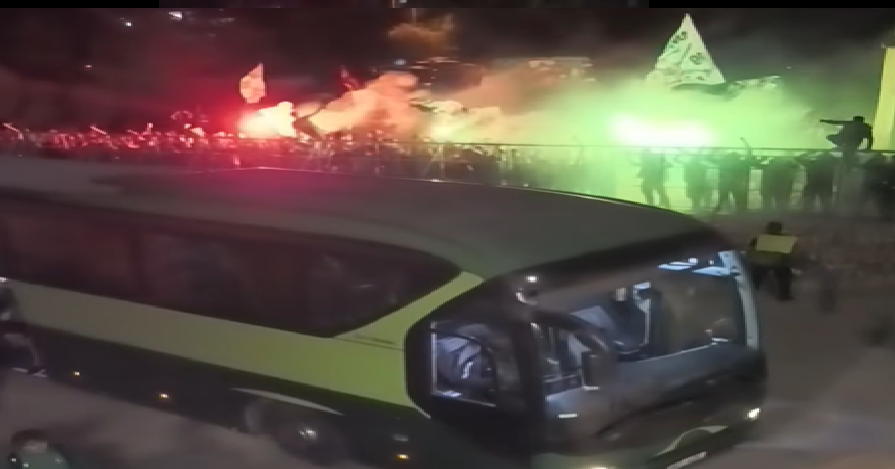 ΒΙΝΤΕΟ TS: Φοβερές σκηνές με ΟΜΟΝΟΙΑΤΕΣ έξω από το ΓΣΠ - Καυτή υποδοχή στο λεωφορείο της αποστολής