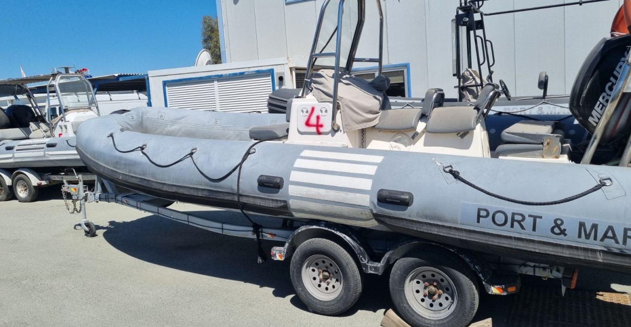 Στο «σφυρί» από αστυνομικές βάρκες μέχρι κοντέινερ και ηλεκτρικά είδη – Πότε θα γίνει ο πλειστηριασμός – Δείτε φωτογραφίες