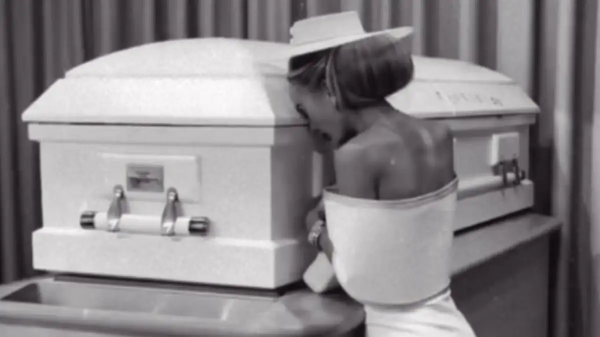 Θύελλα αντιδράσεων: Influencer πόζαρε σαν μοντέλο μπροστά στο φέρετρο της κόρης της - Δείτε φωτογραφίες