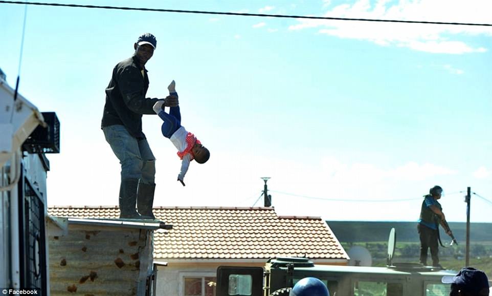 Πέταξε την ενός έτους κόρη του από την οροφή για να μην του γκρεμίσουν το σπίτι 