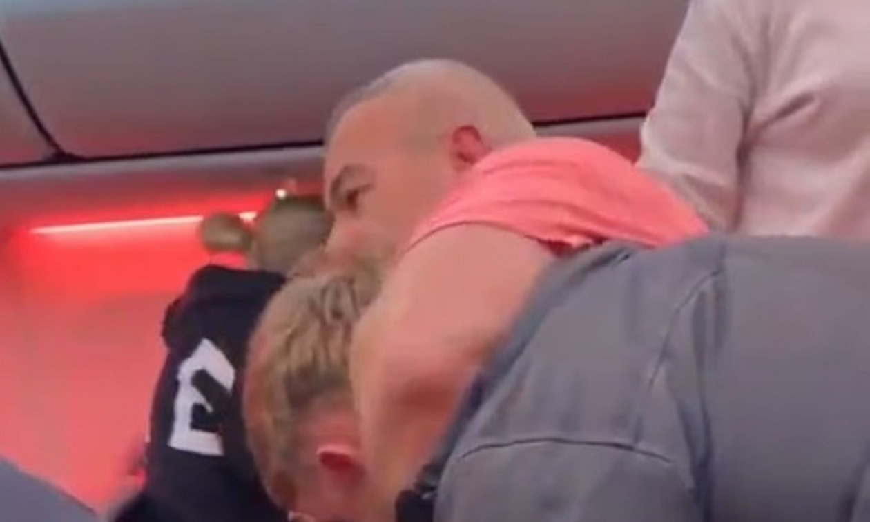 Νέο βίντεο από το άγριο ξύλο σε πτήση - «Η ατμόσφαιρα έγινε χαοτική» - Έκτακτη προσγείωση και δύο συλλήψεις 