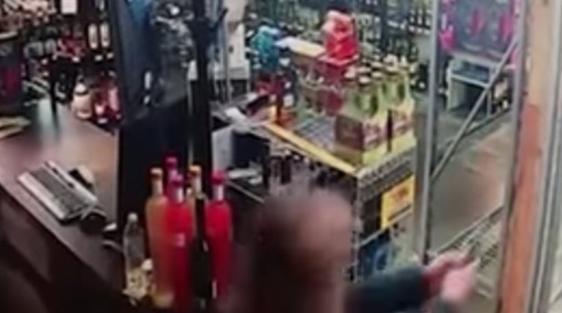 Απίστευτο βίντεο: Μάνα και κόρη πυροβολούν ένοπλο κουκουλοφόρο που επιχειρεί να ληστέψει το μαγαζί τους