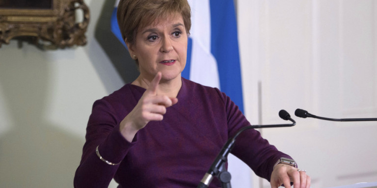 ΚΟΡΩΝΟΪΟΣ: Η πρωθυπουργός της Σκωτίας παραβίασε τα μέτρα: Την έπιασαν χωρίς μάσκα 