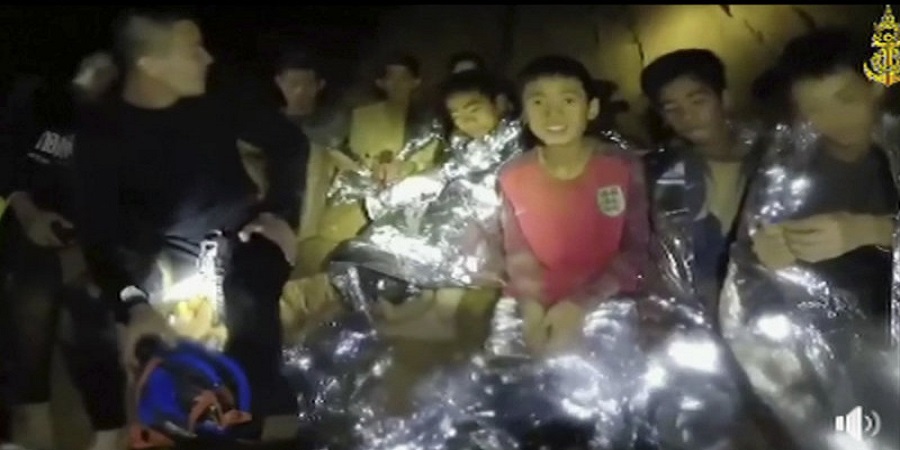 Νέο βίντεο σοκ με τα εγκλωβισμένα παιδιά της Ταϊλάνδης -Ίσως μείνουν 4 μήνες στο σπήλαιο - VIDEO 