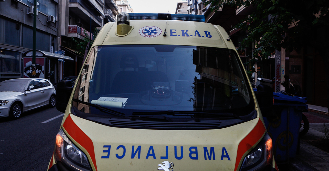 Φορτηγό παρέσυρε γυναίκα στη Θεσσαλονίκη - Εγκλωβίστηκε κάτω από το όχημα και τραυματίστηκε σοβαρά στα πόδια