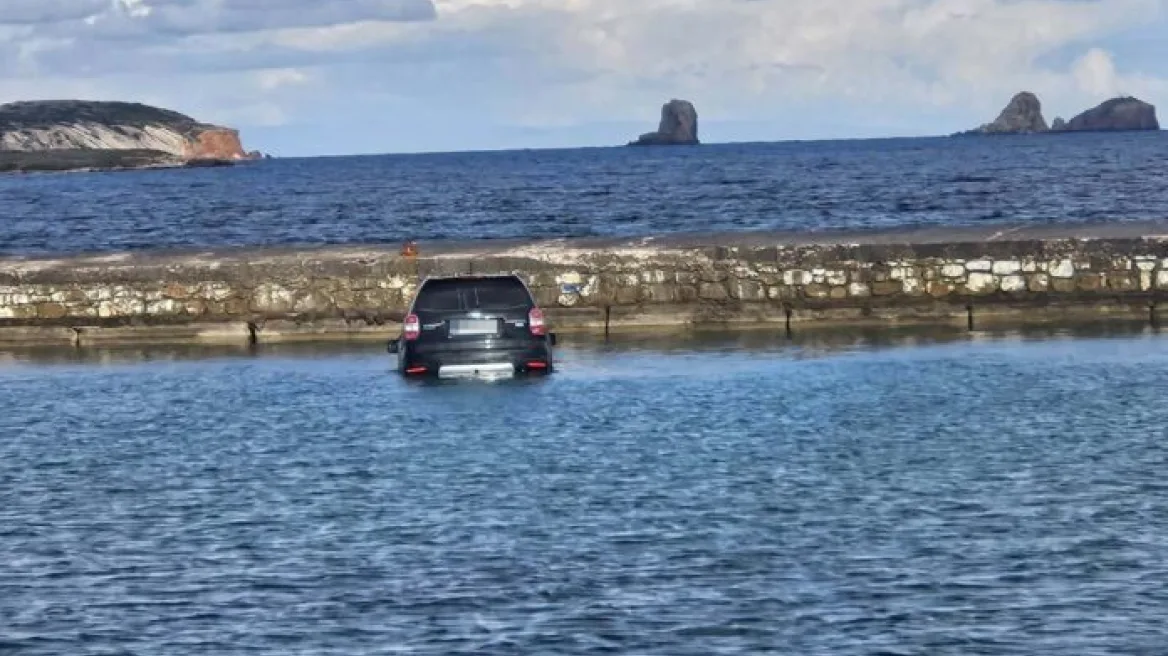 Πάρος: Αυτοκίνητο έπεσε στη θάλασσα και βυθίστηκε - Ο οδηγός δεν έβαλε χειρόφρενο - Δείτε βίντεο 