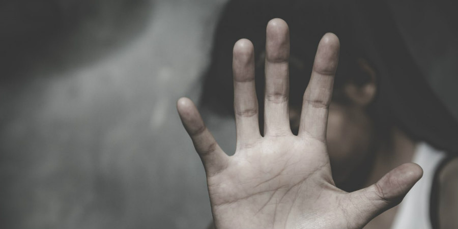 Γροθιά στο στομάχι το νέο σποτ της ΕΛ.ΑΣ για τα θύματα ενδοοικογενειακής βίας - «Πίσω από κλειστές πόρτες» 