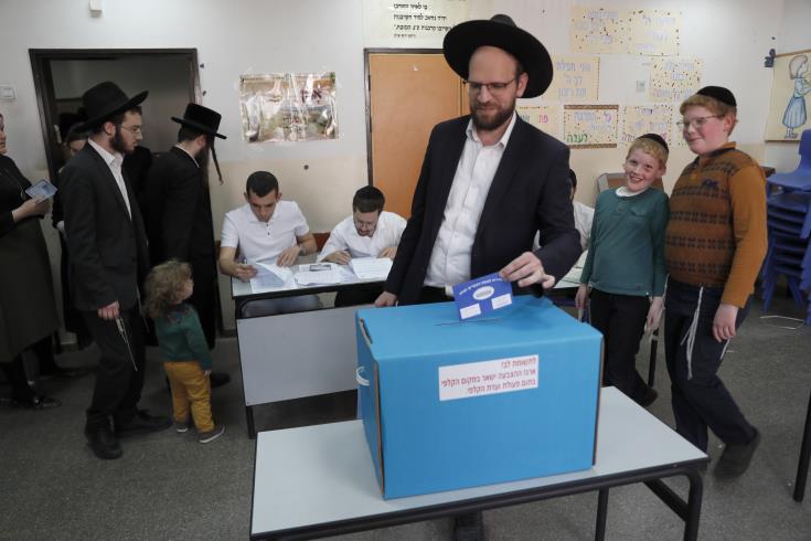 Μάχη στήθος με στήθος δίνουν Λικούντ και Μπλε-Λευκό, σύμφωνα με exit polls των ισραηλινών εκλογών 