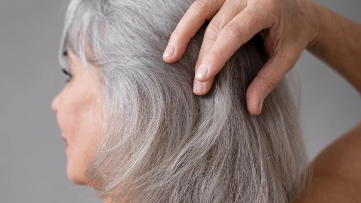 Οι ενέσεις για τα γκρίζα μαλλιά που έγιναν viral στην Κίνα: Μπορούν πράγματι να επαναφέρουν το φυσικό χρώμα;