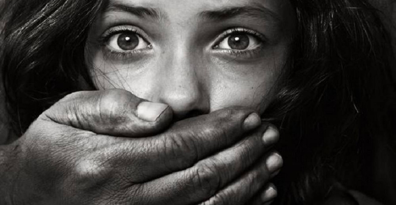 Σε αργία ο εκπαιδευτικός που κατηγορείται για ασέλγεια σε βάρος της 12χρονης κόρης του στην Ελλάδα 