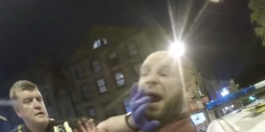 Μεθυσμένος πέρασε το δάχτυλο αστυνομικού για μεζέ - VIDEO