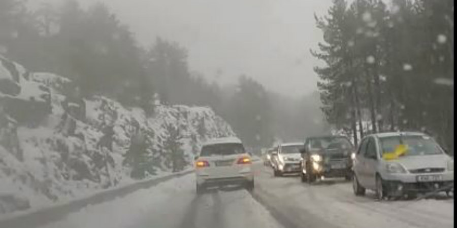 ΤΡΟΟΔΟΣ: Έκλεισαν δρόμοι από την βαριά χιονόπτωση - Πυκνή τροχαία κίνηση