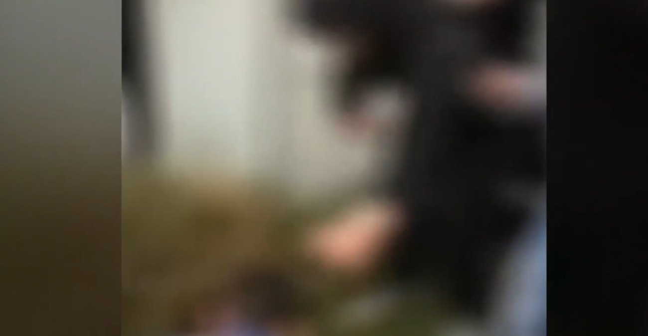 Κρήτη: Σοκ προκαλεί βίντεο με άγριο ξυλοδαρμό 14χρονου σε σχολείο - «Παίξε του, πάτησέ τον, παίξ’ του μπουνιές»