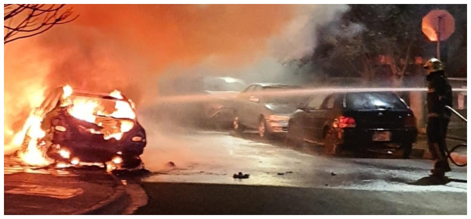 ΛΕΥΚΩΣΙΑ - ΦΩΤΟΓΡΑΦΙΑ: Στις φλόγες 2 οχήματα ίδιου ατόμου τα ξημερώματα  - Έρευνες για εξακρίβωση της υπόθεσης