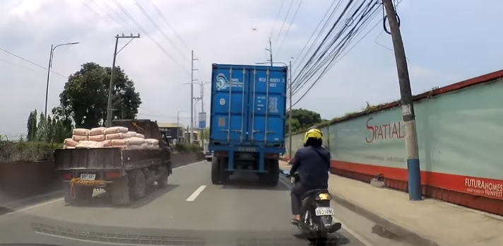 Φορτηγό πάτησε στο κεφάλι μοτοσικλετιστή, αλλά τον γλίτωσε το κράνος- VIDEO