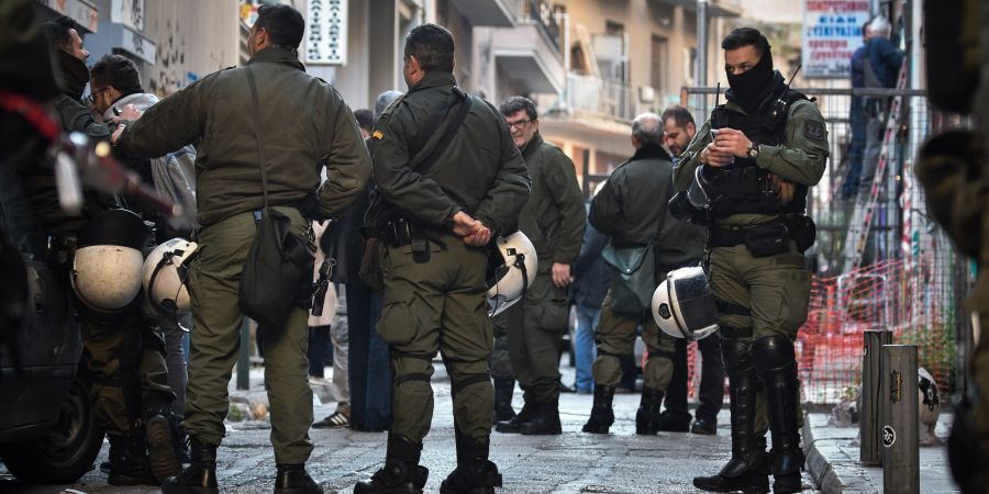 Επίθεση κουκουλοφόρων σε τράπεζες και καταστήματα στο κέντρο της Αθήνας - Πέντε προσαγωγές