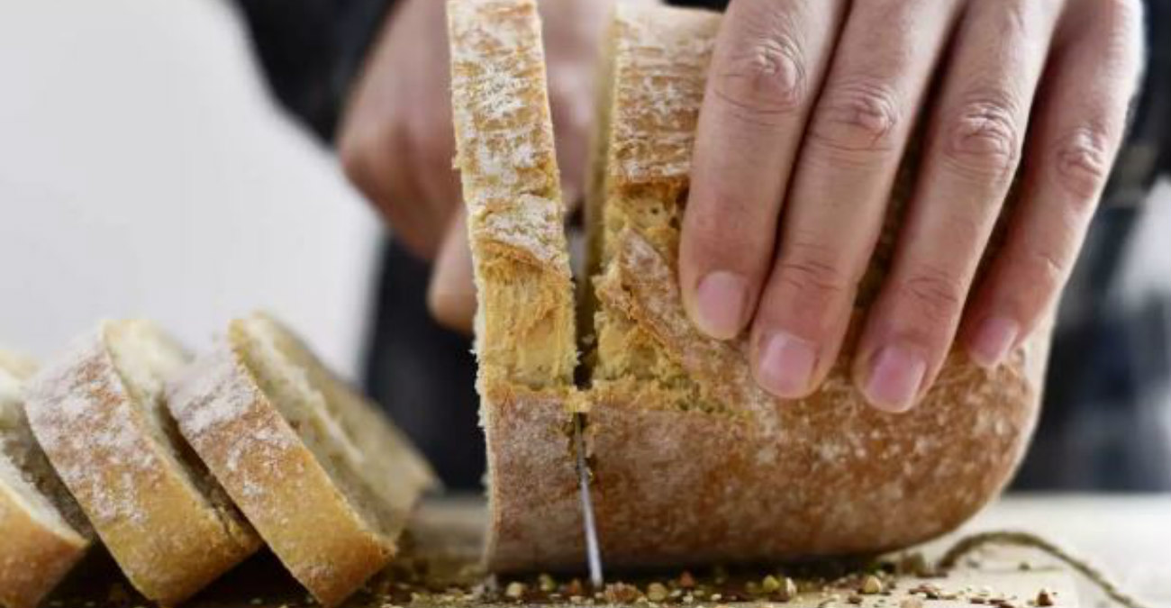 Συμβουλή διάσημου σεφ: Το λάθος που κάνουμε όλοι με το ψωμί στα εστιατόρια