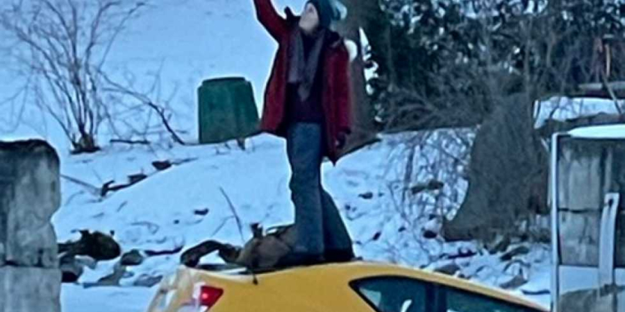ΚΑΝΑΔΑΣ: Αυτοκίνητο βυθιζόταν στον παγωμένο ποταμό και η οδηγός έβγαζε selfie στην οροφή του - ΒΙΝΤΕΟ