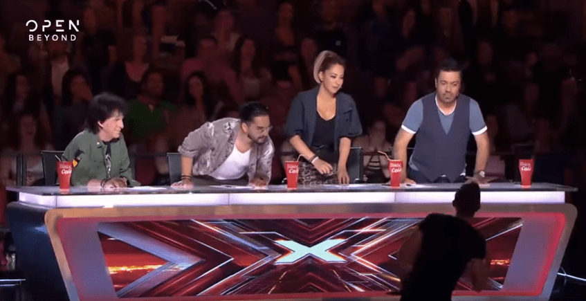 Ατύχημα στο X-Factor – Έπεσε από την σκηνή διαγωνιζόμενος- VIDEO