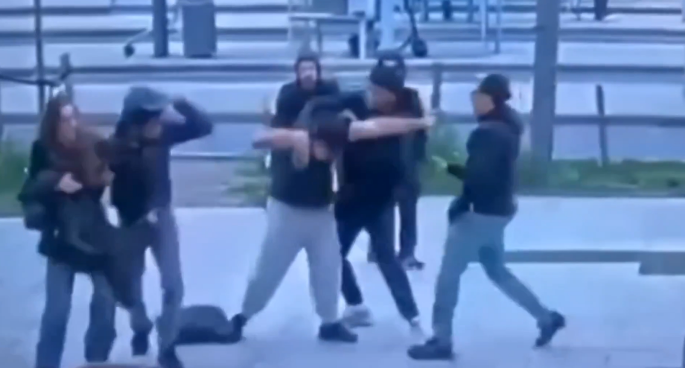 Video: Άγριος ξυλοδαρμός νεαρού έξω από σταθμό τρένου: Τον άφησαν αναίσθητο επειδή υπερασπίστηκε μια κοπέλα