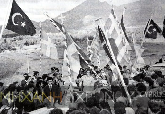 Ελληνικές και τουρκικές σημαίες κυματίζουν στην Κερύνεια λίγο πριν από τις δικοινοτικές ταραχές - Το γεγονός που γιόρτασαν μαζί όλοι οι Κύπριοι
