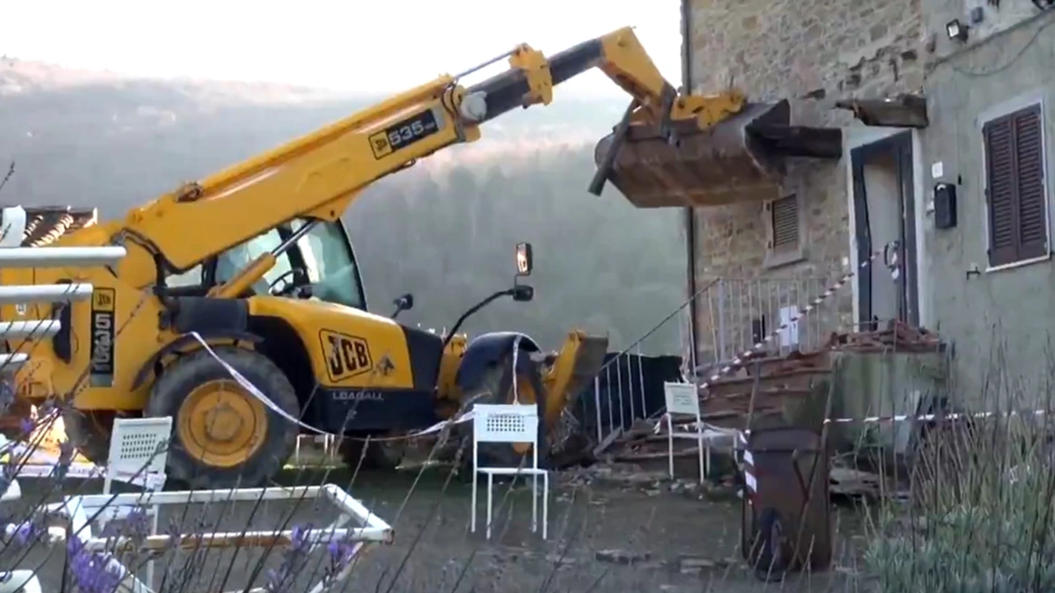 Απίστευτη υπόθεση στην Ιταλία: Αθωώθηκε για τη δολοφονία του γείτονά του γιατί εκείνος πήγε με εκσκαφέα να του γκρεμίσει το σπίτι