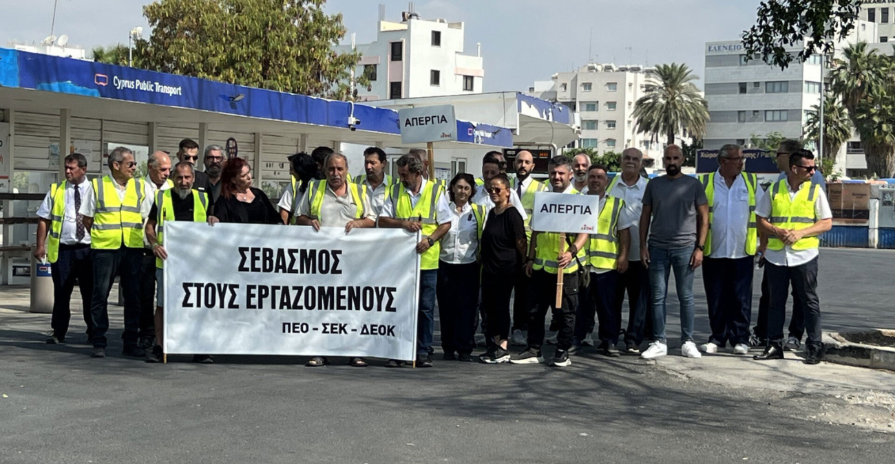 Σε εξέλιξη η διαμαρτυρία από τους οδηγούς λεωφορείου - Θα πάνε στο Υπουργείο Εργασίας 