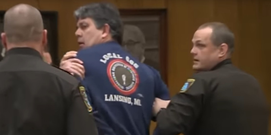 Πατέρας επιτίθεται στο δικαστήριο στον άντρα που κακοποίησε σεξουαλικά τις κόρες του- VIDEO