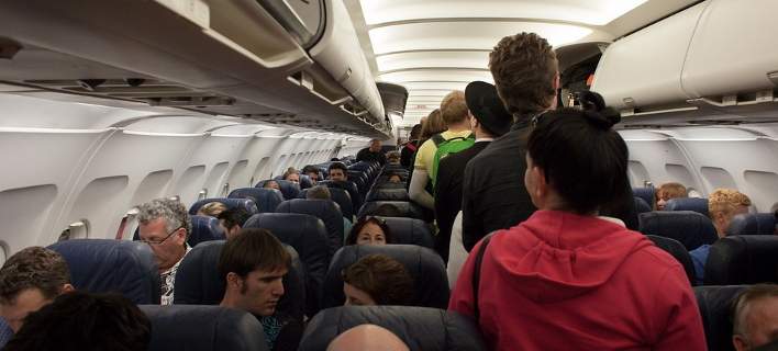 9 πράγματα που μπορείτε να ζητήσετε δωρεάν στο αεροπλάνο και δεν το ξέρατε