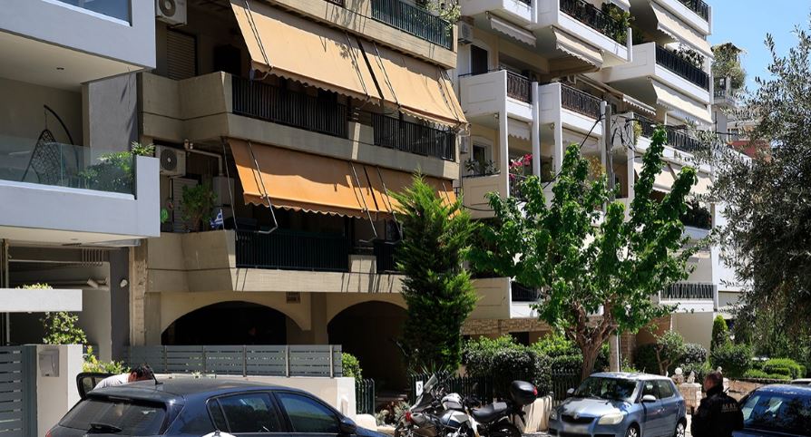 Έγκλημα στη Νέα Σμύρνη: «Με μαχαίρωσε ο πατέρας μου» - Φώναζε ο 45χρονος πριν καταρρεύσει