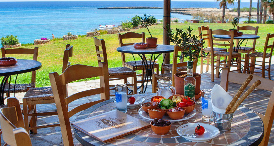 Ούζο, σουμάδα και μαχαλεπί με θέα τη θάλασσα - Επιστρέφει το πιο ατμοσφαρικό καφενείο του Πρωταρά 