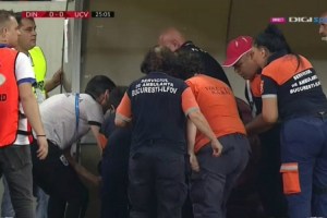 Αγωνία για κόουτς που έπαιξε μπάλα στην Κύπρο – Κατέρρευσε και έφυγε με ασθενοφόρο από το γήπεδο (ΦΩΤΟΓΡΑΦΙΕΣ-ΒΙΝΤΕΟ)